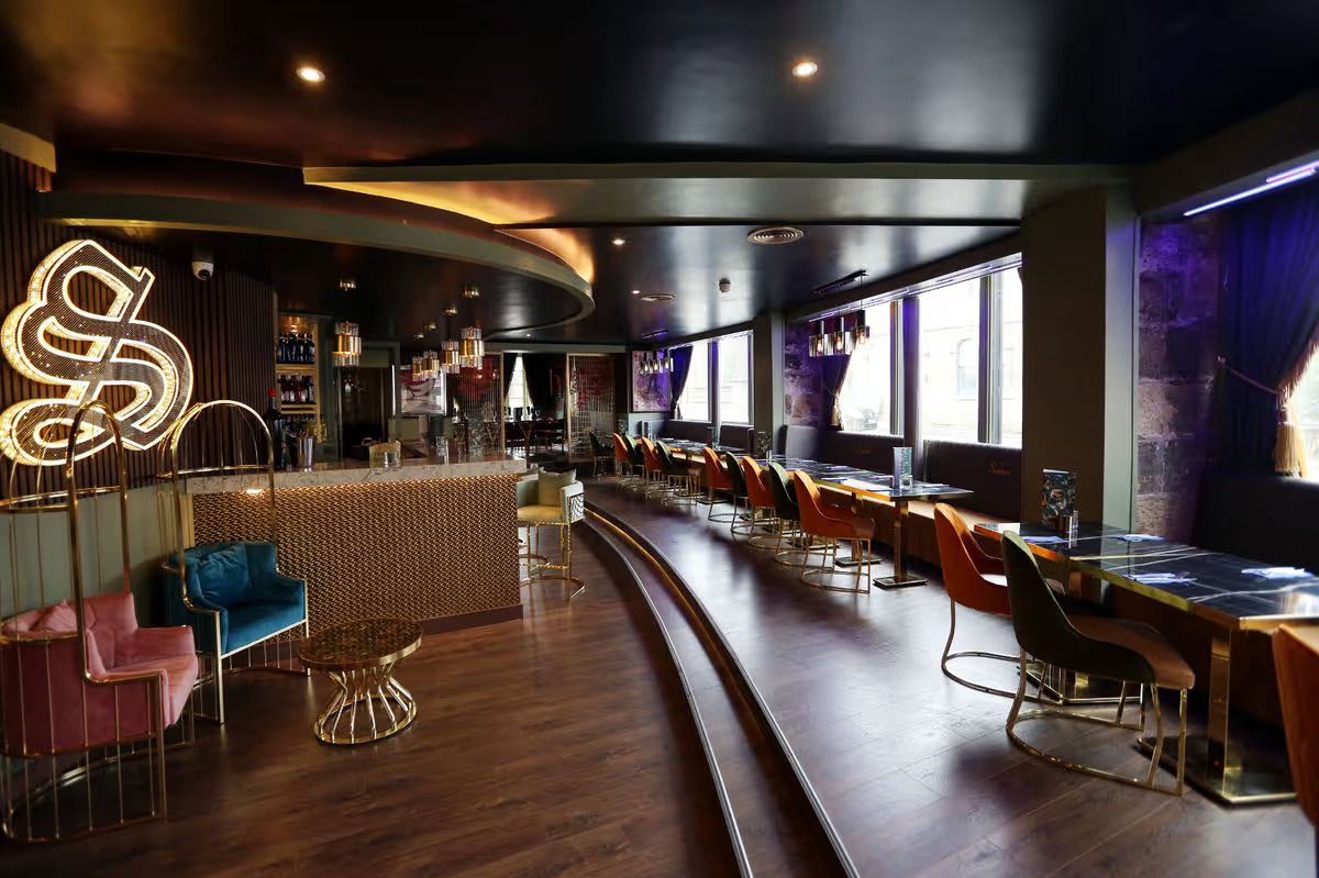 Restaurant entrance with bar and window seats